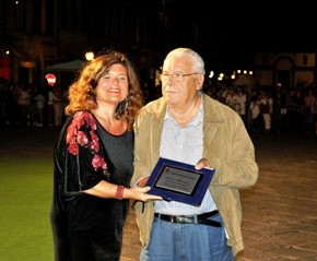 Nella serata del concorso "La Dama più bella", consegnata targa a Carlo Bottaini