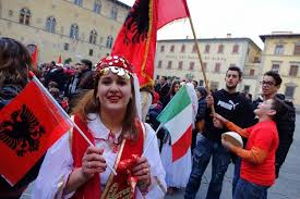 Il 28 Novembre  la comunità Albanese festeggia il giorno della nascita dello Stato di Albania, la festa di Liberazione per eccellenza