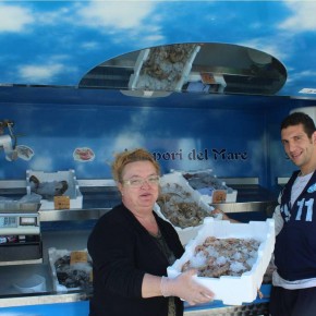 IL PESCE DI VIAREGGIO ARRIVA IN PASSERELLA SFORZINI A PESCIA  Primo appuntamento, con aperitivo, con i pescatori viareggini e i produttori agricoli