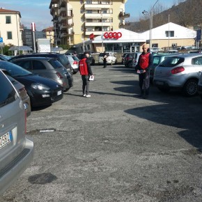 CASAPOUND ALLONTANA PARCHEGGIATORI ABUSIVI DAI PARCHEGGI DI PESCIA