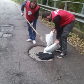 PESCIA, CASAPOUND SISTEMA IL MANTO STRADALE NELLA VALLERIANA