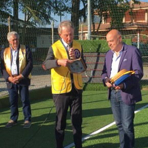 Il Presidente del Lions Club Pescia Luca Biscioni,  accompagnato da numerosi Soci   ha provveduto alla consegna di due defibrillatori.