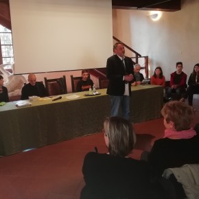 Pescia 21 maggio. Consegna dei premi per il concorso di Alia e Comune “Broadcast your waste”, durante il consiglio comunale dei ragazzi al teatro Pacini di Pescia.       Pescia era capofila ( su 58 comuni) del progetto ambientale di Alia