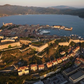 DA COSMOPOLI A PORTOFERRAIO: COSIMO I° RIVIVE SULL’ISOLA D’ELBA  Nell’anno del 500° anniversario della nascita di uno dei personaggi chiave del Rinascimento,  l’Elba fa rivivere il clima dell’epoca medicea: mostre, concerti e un profumo dedicato al Duca di Firenze.