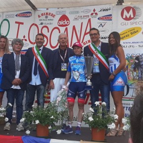 Tanta gente a Pescia per il Giro Internazionale Femminile della Toscana     Giurlani ha premiato tutte le associazioni ciclistiche del territorio