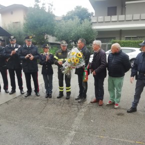 La vicinanza della città di Pescia e delle sue istituzioni ai Vigili del Fuoco   Giurlani ha letto una lettera e donato un mazzo di fiori al comandante Gentiluomo