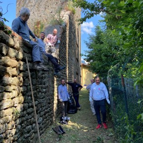 La Compagnia Arcieri del Rione Santa Maria ripulisce un tratto delle vecchie mura di Pescia     Giurlani e Bellandi si complimentano con loro “Grande esempio”