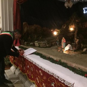 A Pescia viene inaugurato un presepe particolare, poggiato sulla panchina rossa di piazza Mazzini     “In questo momento difficile vogliamo fare riflettere anche su questo tema”