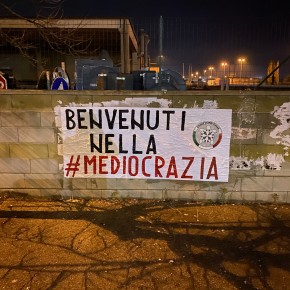 Governo, striscioni di CasaPound in tutta Italia: "benvenuti nella mediocrazia"