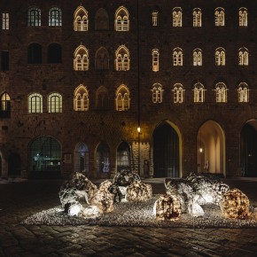 I progetti Ilumina e Arnioni in piazza di Luisa Bocchietto per Volterra nel catalogo ADI Design Index 2021