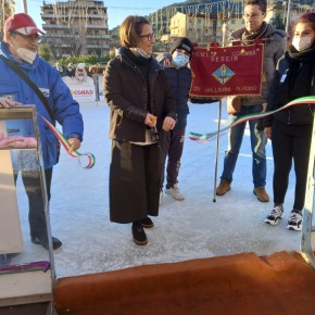 Inaugurati a Pescia luna park e pista di ghiaccio   Subito tanta gente, nel rispetto delle regole