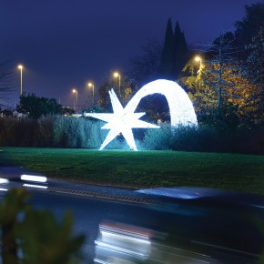 Installazione per il Natale nello spazio verde gestito dal Gruppo Zelari Una stella cometa tra le piante della rotonda della Vergine di Pistoia