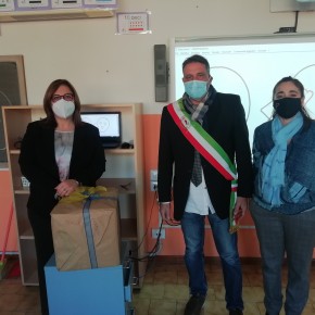 Ripartono i servizi scolastici del Comune di Pescia. Lunedì 5 le domande per il pre e post scuola, a breve a regime anche trasporti e mensa     Fiorella Grossi “Mentre aspettiamo il nuovo asilo nido, stiamo lavorando al miglioramento dei servizi a domanda individuale”