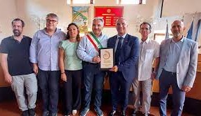 A San Giuliano Terme la targa di Comune Sostenibile La cerimonia di consegna ha avuto luogo alla presenza dell’amministrazione comunale.  Si tratta del primo comune della provincia di Pisa ad aderire alla Rete