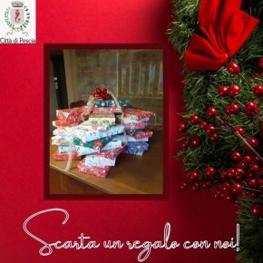 Biblioteca comunale di Pescia ''Scarta un regalo con noi!''.