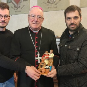 NATALE. UN APPRENDISTA VASAIO: IL PERSONAGGIO DEL PRESEPE 2023 È DEDICATO ALLA FORMAZIONE E AL PASSAGGIO DEI SAPERI   Confartigianato e Coldiretti consegnano la statuina ai Vescovi di Pescia e Pistoia