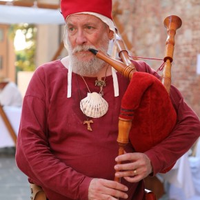 Grande successo ad Altopascio per la prima edizione di  “Convivium. Medioevo e Ospitalità”     L’evento è stato organizzato dalle Contrade San Paolino e dal Comune,  che ha patrocinato e sostenuto la prima edizione della manifestazione nel giorno di San Jacopo