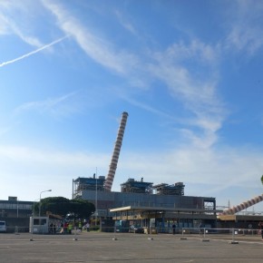 PIOMBINO: ABBATTUTE LE CIMINIERE DELL'EX CENTRALE DI TOR DEL SALE