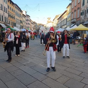 DOMENICA 1 DICEMBRE. CON BANCAELLE IN PIAZZA  E TANTE ALTRE INIZIATIVE SI APRONO LE FESTIVITA' A PESCIA