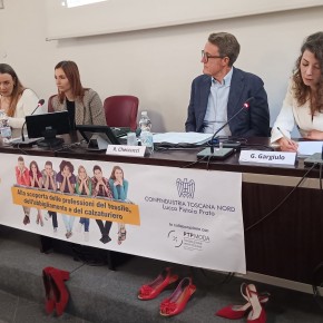 CONFINDUSTRIA TOSCANA NORD: 80 studenti all'incontro sulla violenza di genere organizzato da Confindustria Toscana Nord nell'ambito del progetto "E' di moda il mio futuro" calzature. Tema di quest'anno, le scarpe rosse