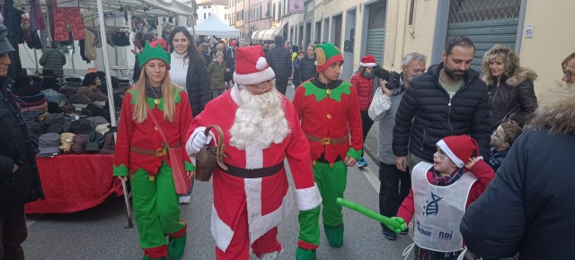 Borgo a Buggiano domenica 15 e 29 dicembre. Mercatino ''Curiosando &  Riciclando'' antiquariato, artigianato, collezionismo e vintage. Mostra di radio d'epoca.