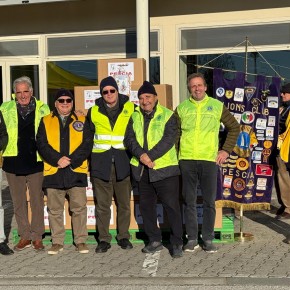 Il Lions Club di  Pescia  ha distribuito 55 pacchi alimentari  alle parrocchie per le persone in difficoltà.