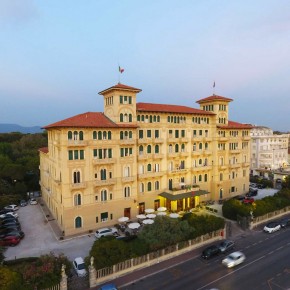 Viareggio - Il Grand Hotel Royal riapre mercoledì 12 marzo. Dopo la pausa invernale, il prestigioso albergo viareggino torna ad arricchire l'offerta alberghiera in vista delle  festività pasquali.